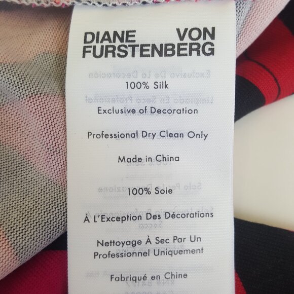Diane von Furstenberg ! Julian Lip-Print Silk Wrap Dress (M) - Picture 11 of 12